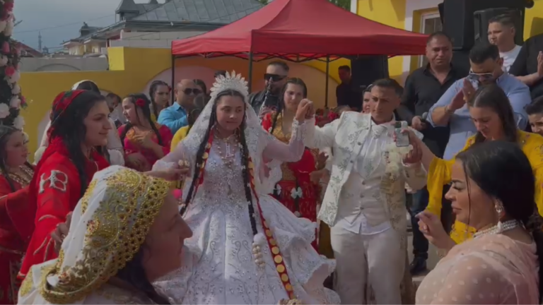 Nuntă mare în Dancu! Leo și Cocolina, nepoții bulibașei din cartier, se căsătoresc! - FOTO/VIDEO