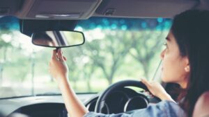 Condusul preventiv - Cu ce frecvență trebuie să te uiţi în oglinzile retrovizoare atunci când conduci? Testul „Titi Aur”