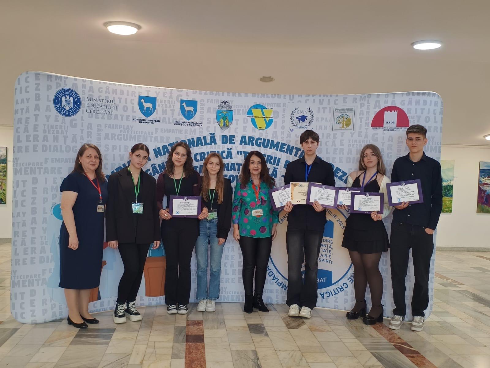 Elevii ieșeni conving prin argumente: premii importante la Olimpiada Națională de Dezbatere „Tinerii dezbat”