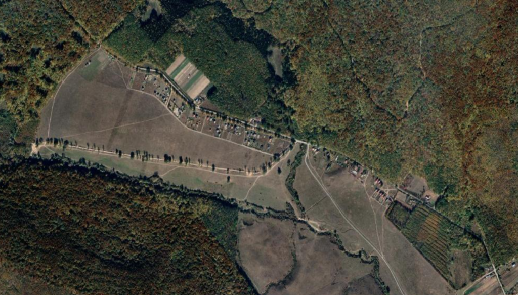 O imensă poiană în pădure, parcelată de o primărie din Moldova în loturi de 1.000 mp ce vor fi scoase în vară la licitație. Ideal pentru casă de vacanță de vis