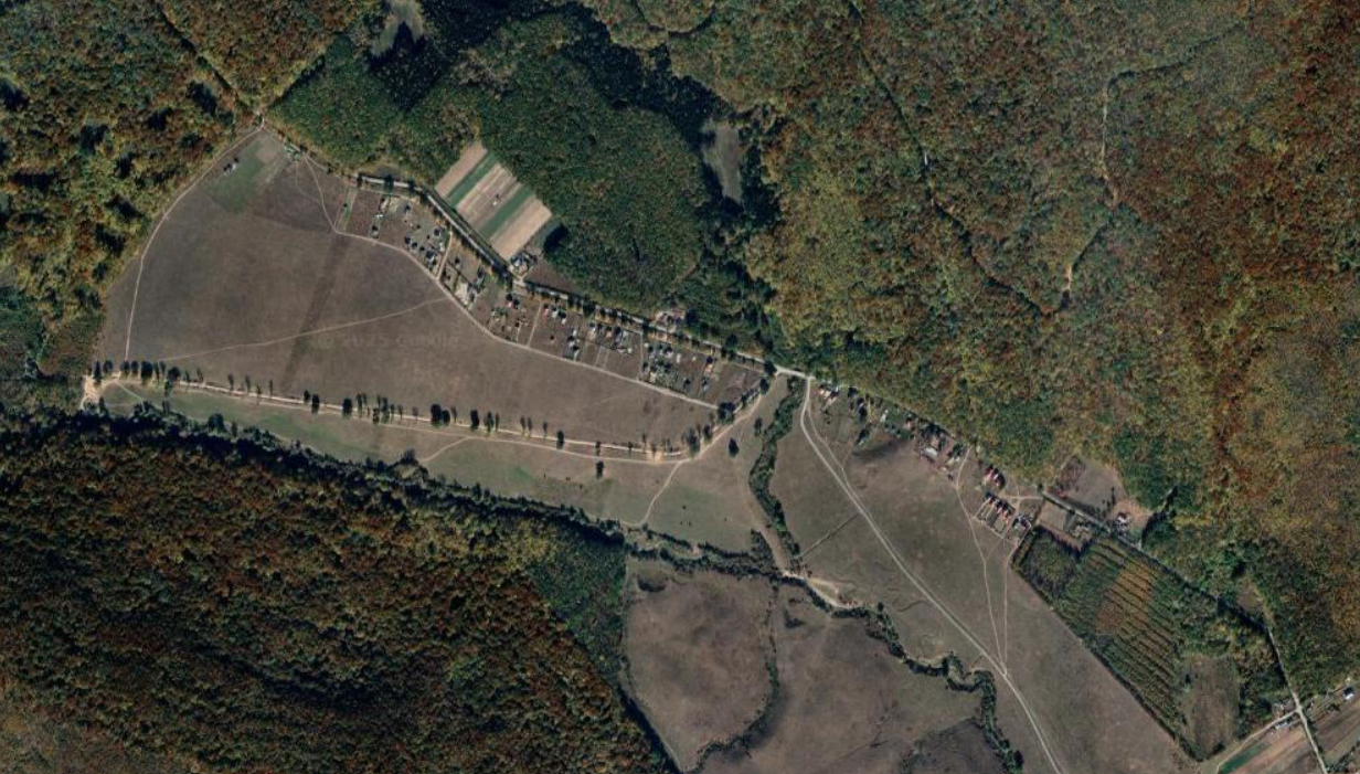 O imensă poiană în pădure, parcelată de o primărie din Moldova în loturi de 1.000 mp ce vor fi scoase în vară la licitație. Ideal pentru casă de vacanță de vis