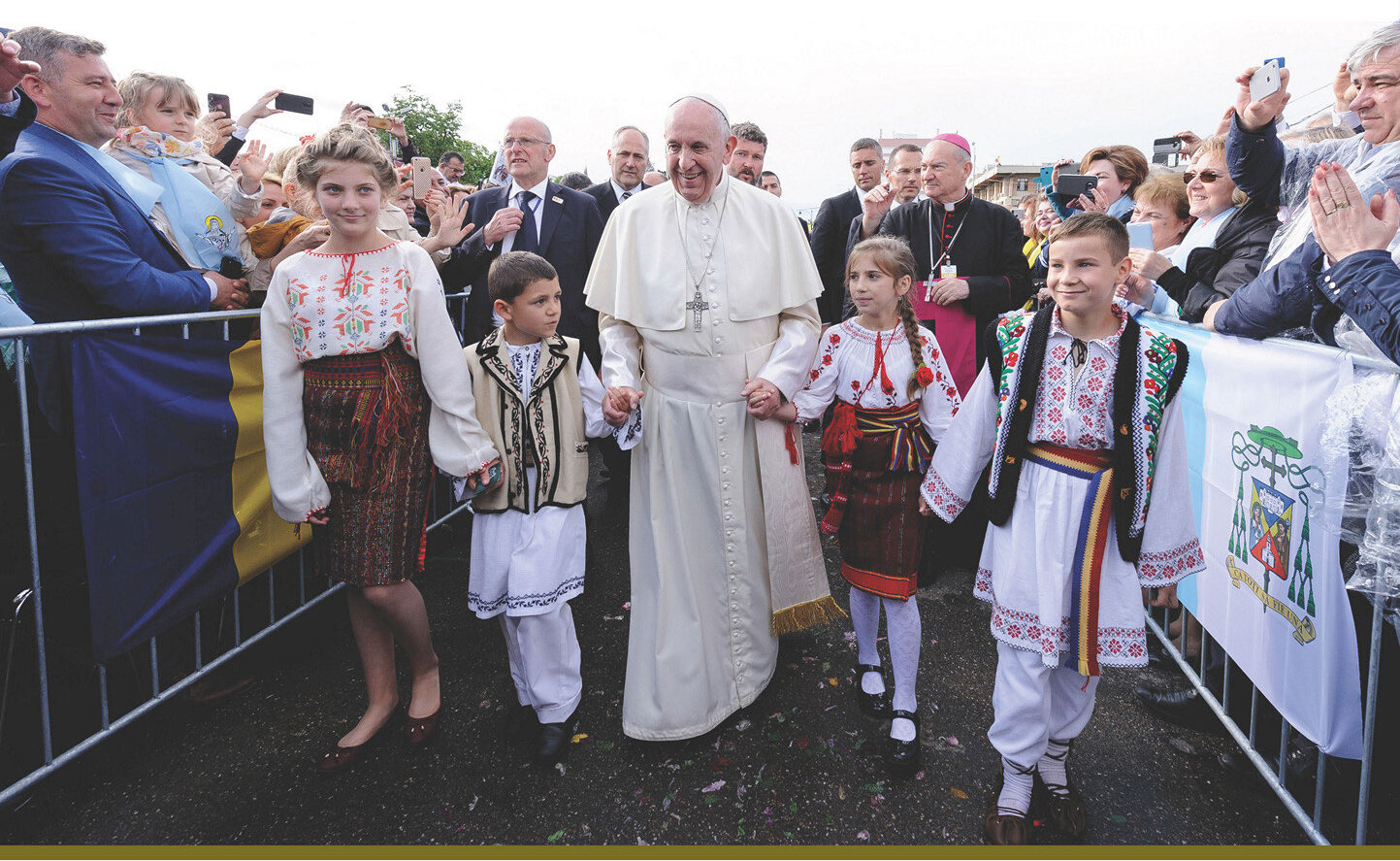 Expoziţie de fotografie dedicată vizitei Papei Francisc la Iaşi