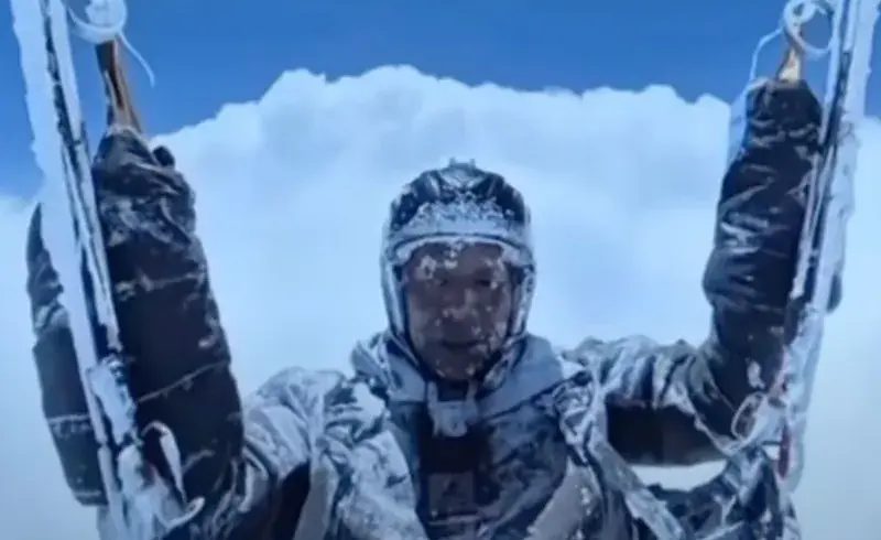  Un parapantist a fost dus de un vârtej până la o altitudine de 8.500 de metri și a supraviețuit