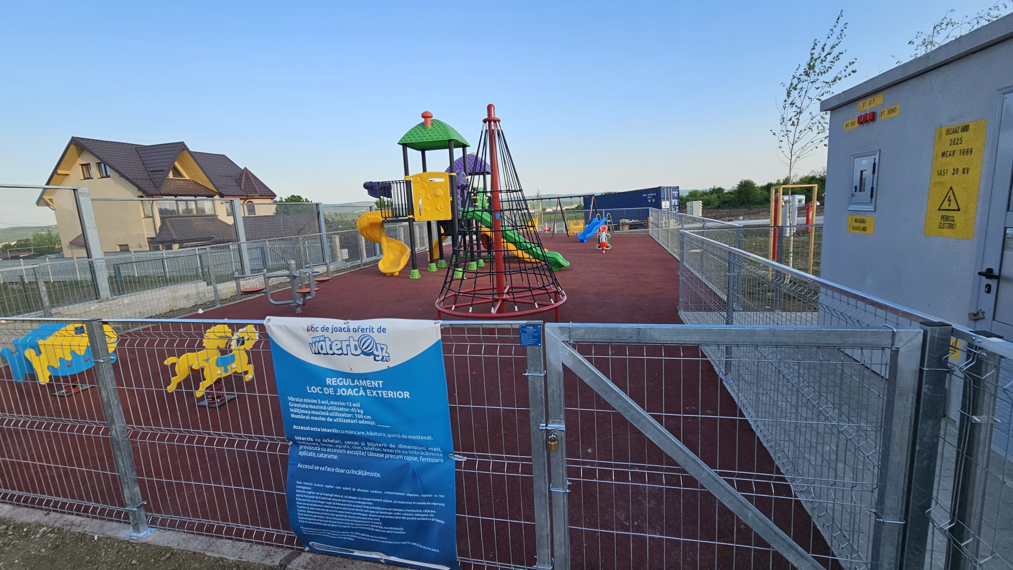 Ce se întâmplă cu locul de joacă de la noul Kaufland din Galata, anunțat cu mare tam-tam la inaugurare? Stă sub lacăt de aproape o lună. Răspunsul Kaufland pentru „Ziarul de Iași”