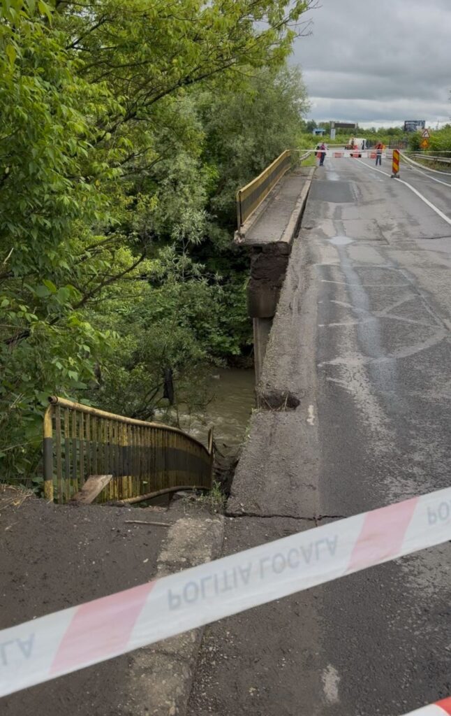 Restricţii de trafic pe centura municipiului Baia Mare, după ce un pod construit peste râul Săsar s-a surpat