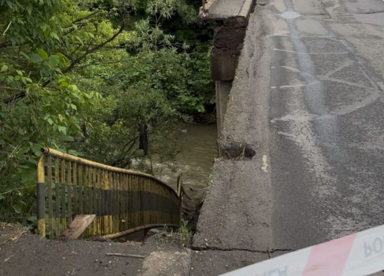 Restricţii de trafic pe centura municipiului Baia Mare, după ce un pod construit peste râul Săsar s-a surpat