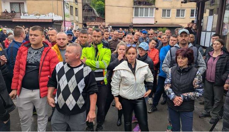 UPDATE VIDEI Harghita: Zeci de localnici au protestat în fața Salinei Praid după ce au aflat că s-a inundat și zona turistică