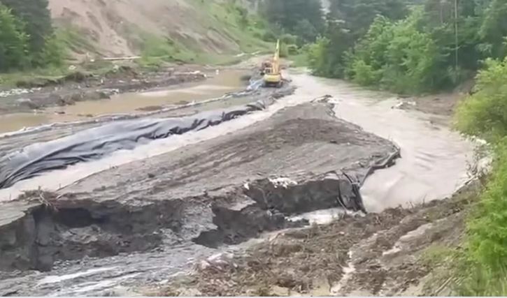 Pericol iminent de prăbușire la Salina Praid din cauza inundațiilor. Apa pătrunde în subteran, utilajele și muncitorii au fost evacuați
