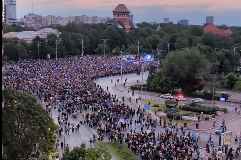 Miting uriaș pro-Europa în Bucureşti: „Tata a luptat aici pentru libertate. O să lupt şi eu pentru democraţie”