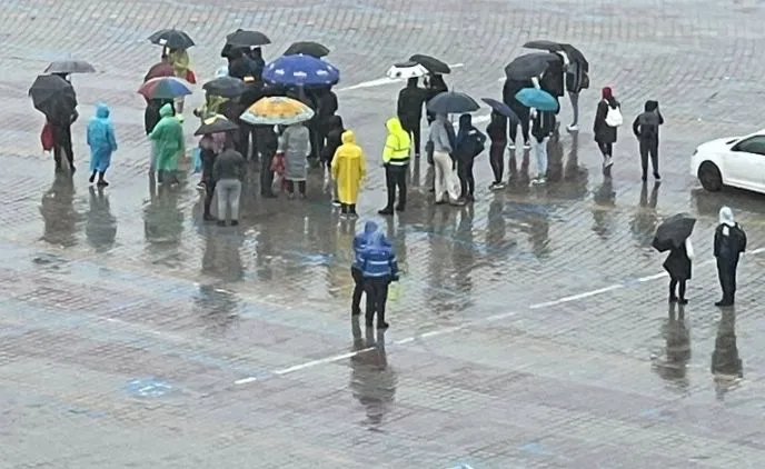 Fanii lui Simion, „zmei” doar pe Facebook și Tik Tok – Nici o sută de oameni nu s-au strâns să protesteze azi împotriva lui Nicușor Dan