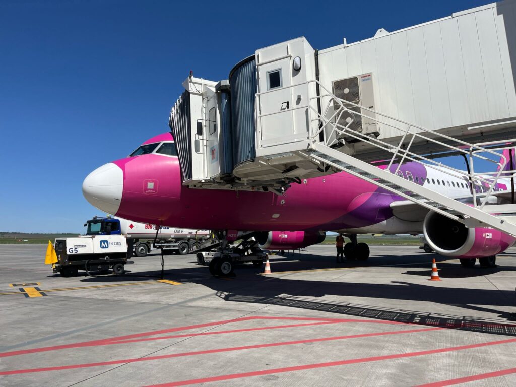  Surpriză pe Aeroportul Iași – S-au dat în folosință, mai mult provizoriu, punțile de îmbarcare