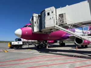Surpriză pe Aeroportul Iași - S-au dat în folosință, mai mult provizoriu, punțile de îmbarcare