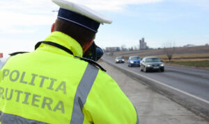 Un șofer din Olt a rămas fără permis pentru patru luni după ce a fost prins circulând cu o viteză uriașă pe Drumul Expres 12. Viteza maximă legală pe acel sector este de 120 km/h