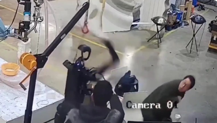 Un robot umanoid „s-a trezit” şi a devenit incontrolabil îngrozind inginerii într-o fabrică din China – VIDEO
