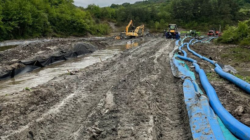Stare de alertă în Mureș. A crescut salinitatea râului Târnava Mică, după inundarea Salinei Praid. Apa din sistemul public este nepotabilă