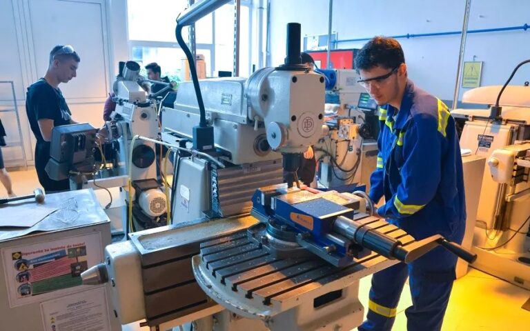 Admiterea 2025 în învățământul profesional și dual: Ce trebuie să știe elevii și părinții