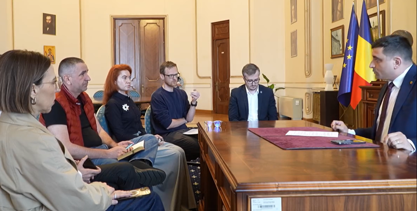 George Simion nu s-a prezentat la dezbaterea Digi24, dar a publicat imagini în care îi jigneşte pe jurnalişti, în biroul său, când se negocia formatul emisiunii