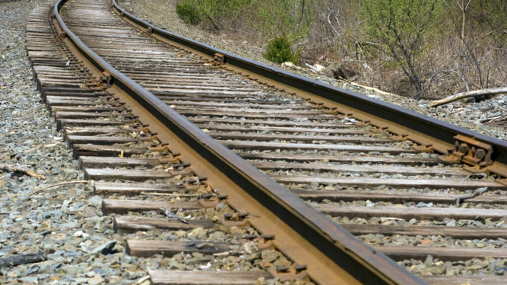 Căldura „îngenunchează” CFR. Va dispune reducerea vitezei de circulaţie a trenurilor în zonele unde temperatura la nivelul şinei atinge sau depăşeşte 50 de grade Celsius