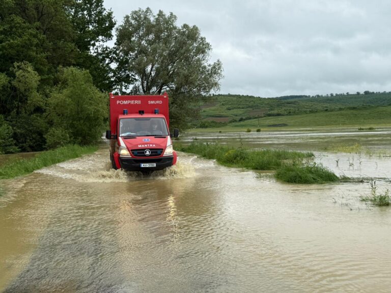 Copil de un an salvat de paramedicii ISU Iași dintr-o zonă izolată din cauza ploilor abundente