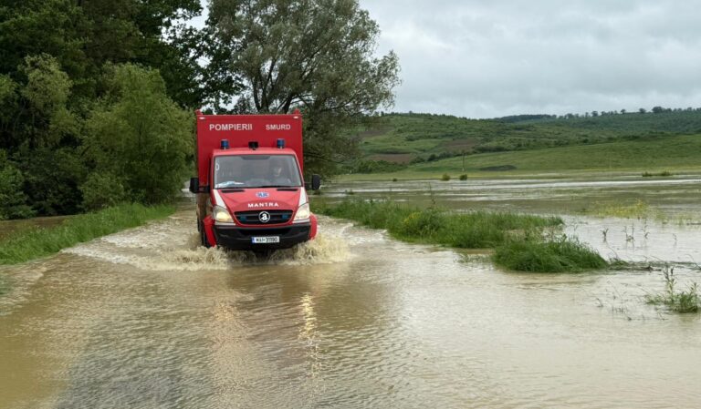 Copil de un an salvat de paramedicii ISU Iași dintr-o zonă izolată din cauza ploilor abundente