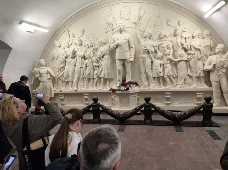Un monument care-l glorifică pe Stalin, reinstalat în metroul de la Moscova