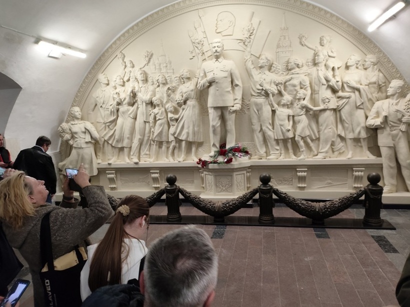  Un monument care-l glorifică pe Stalin, reinstalat în metroul de la Moscova