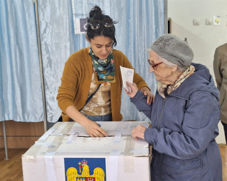 Lecție de civism la 88 de ani, la o secție din Păcurari: „Am votat pentru o Românie europeană, pentru nepoții și strănepoții mei”