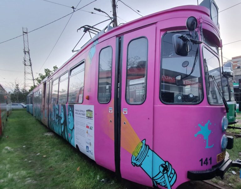 Un tramvai deosebit va circula prin Iași. Mijlocul de transport, lansat cu ocazia aniversării Teatrului „Luceafărul” a 75 de ani