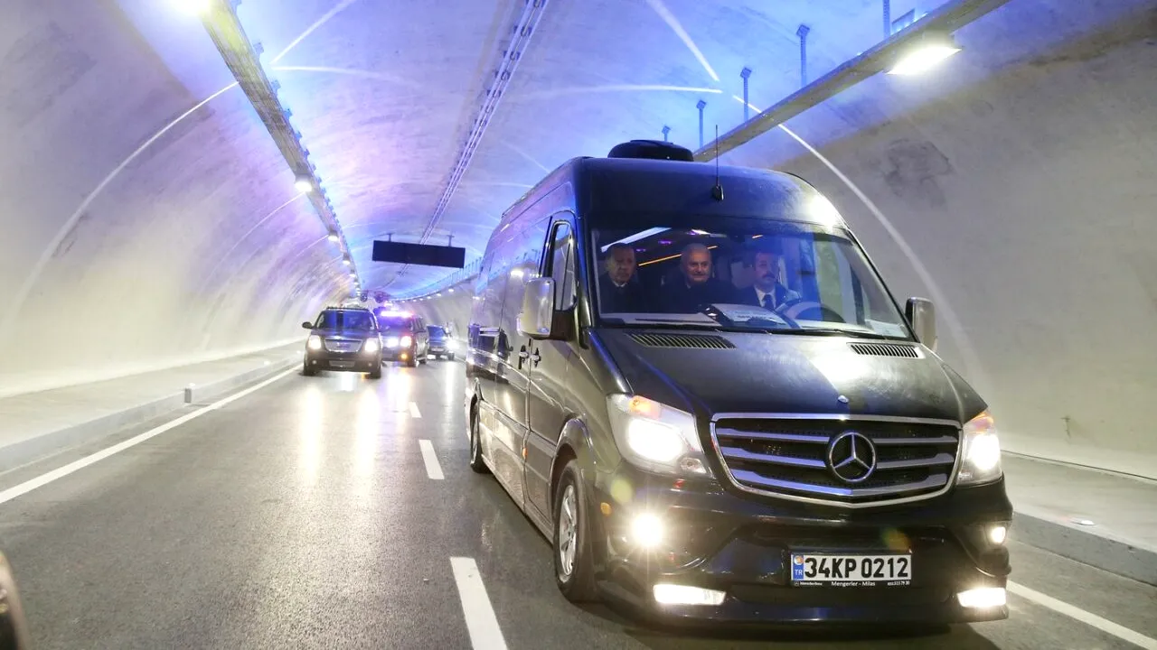 Tunelul subacvatic care conectează două continente. Este considerat o „minune a ingineriei moderne”