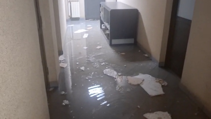 A plouat în TVR, la propriu! Angajații s-au mobilizat cu găleţi. Cum arată zona de ştiri 
