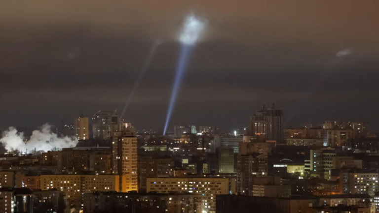 Val de rachete și drone lansate de ruși asupra Kievului: patru persoane rănite, clădiri avariate, incendii în mai multe zone ale oraşului