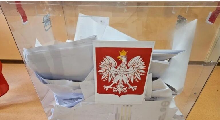 Și polonezii sunt aşteptaţi astăzi la urne pentru a-și alege președintele