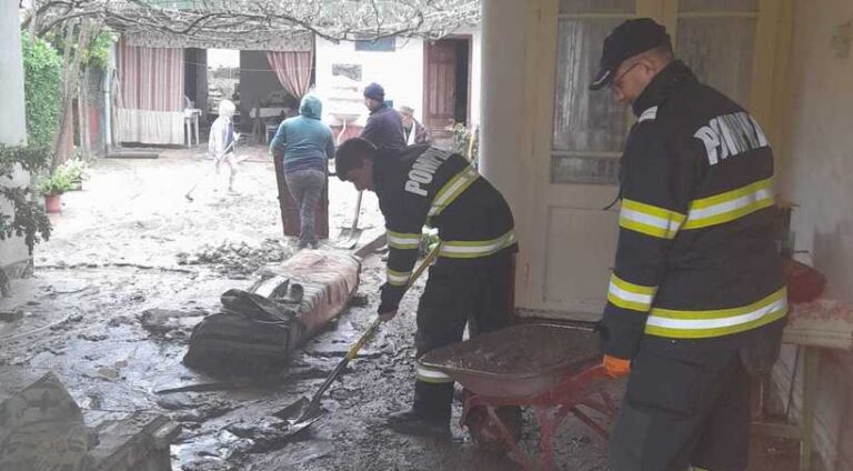 Inundaţii în judeţul Bacău, în urma ploilor torenţiale. O viitură puternică a luat trei autoturisme și a inundat mai multe gospodării