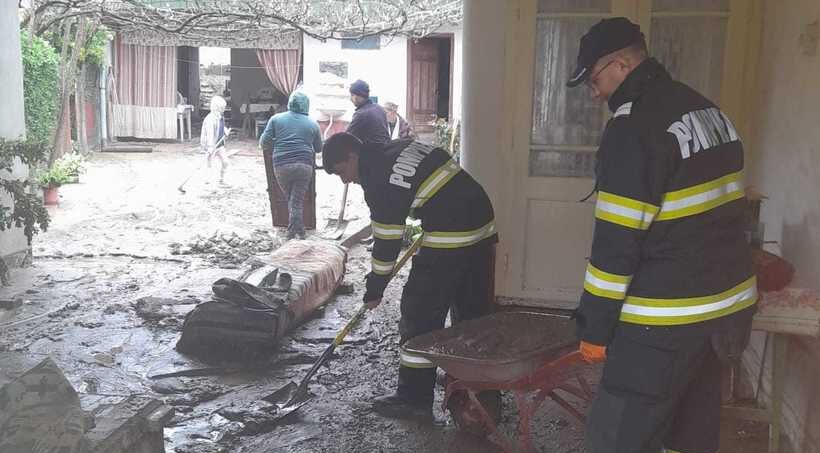  Inundaţii în judeţul Bacău, în urma ploilor torenţiale. O viitură puternică a luat trei autoturisme și a inundat mai multe gospodării