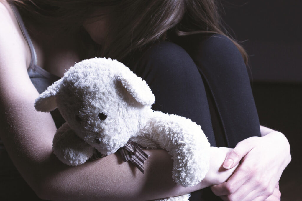 Un bărbat care își abuza sexual de ani de zile fiicele minore a fost arestat. Sesizarea a fost făcută de mama fetelor