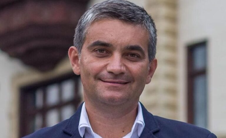 Primarul din Sinaia, arestat preventiv după ce a încălcat termenii controlului judiciar, a ajuns la spital în prima seară de arest