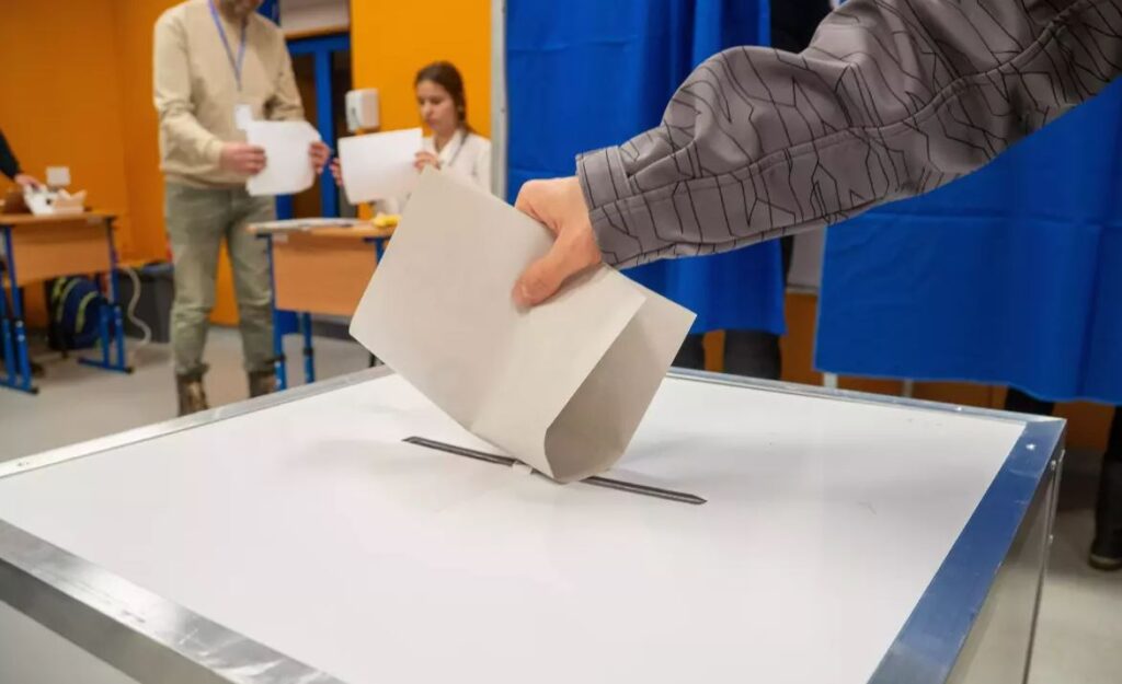 Primarul din Alba Iulia afirmă că la o secţie de votare din municipiu au fost inversate rezultatele. Nicuşor Dan obţinuse 690 de voturi, dar acestea au fost trecute în mod eronat la George Simion
