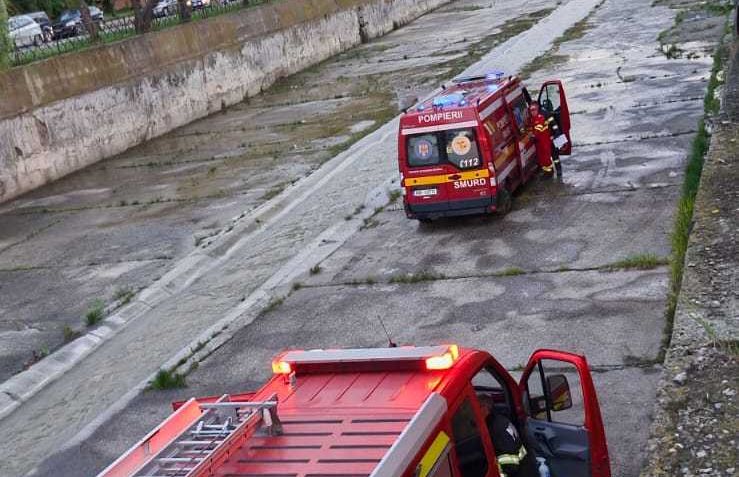 Neamţ: Bărbat rănit, după ce a căzut în râul Cuejdi de la o înălţime de cinci metri