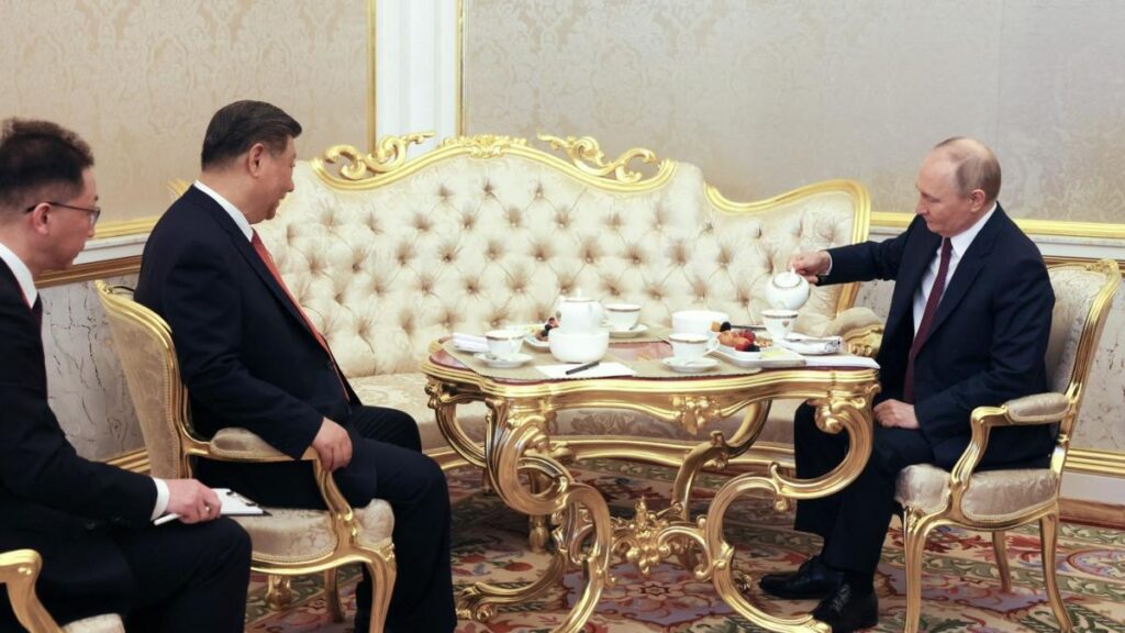 VIDEO – Xi Jinping și Vladimir Putin se invită reciproc să bea ceai dar niciunul n-are curaj să guste