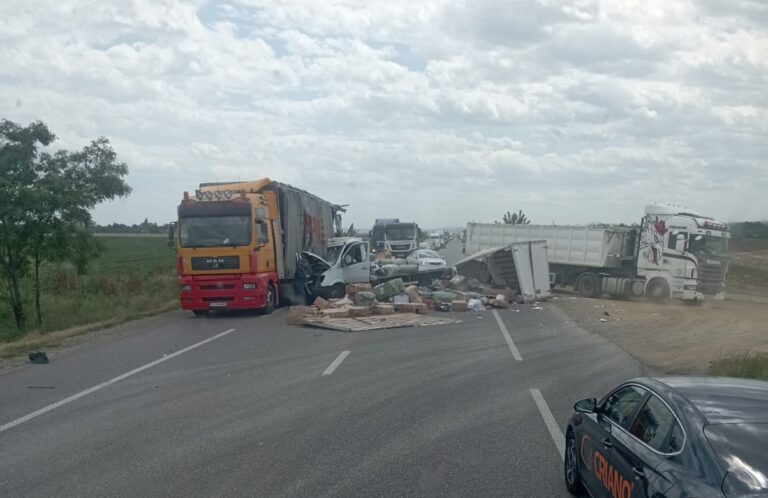 VIDEO Accident grav la Horia, în apropiere de Roman: Două  camioane și o autoutilitară  implicate, marfă împrăștiată pe șosea. Se circulă alternativ