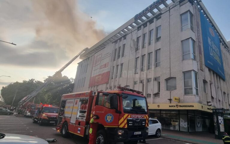 Incendiu puternic în incinta unei săli de sport, situată la ultimul etaj al Complexului Comercial „Bucovina
