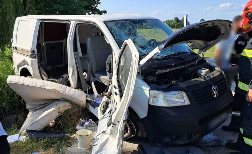 Două accidente rutiere în care au fost implicați și nouă minori, petrecute la distanţă de câteva minute în judeţul Suceava. Șapte dintre au fost răniți