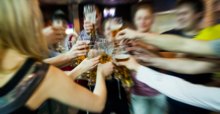 Medic psihiatru: 70% dintre tinerii de liceu au consumat cel puţin o dată alcool şi în jur de 40% au ajuns la starea de intoxicaţie
