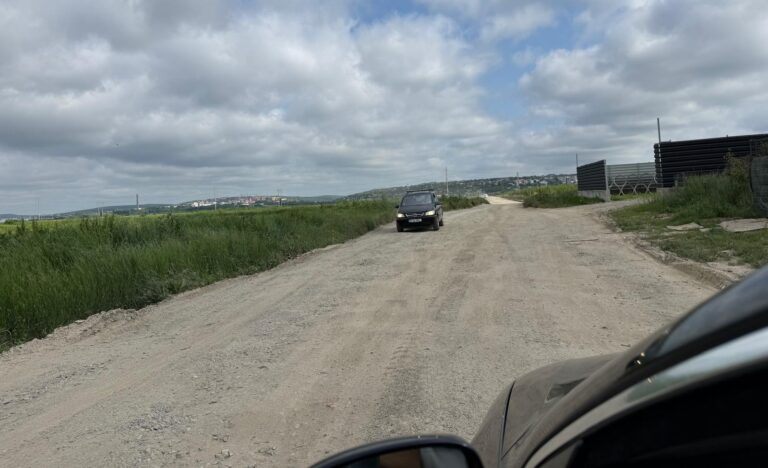 Satul Găureni poate fi redenumit „Netezeni”: drumul plin de gropi de la Miroslava la Mall Moldova a fost „netezit” peste noapte. Când se va asfalta?/VIDEO