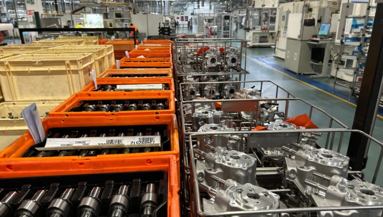 REPORTAJ Inima motoarelor bate la Miroslava. Am vizitat Phinia Delphi România, fabrica păzită ca o unitate militară. 20 mil. de motoare au piese făcute aici