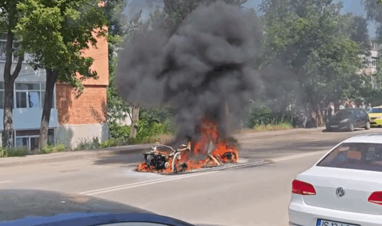 VIDEO Incendiu violent în cartierul Alexandru cel Bun: O mașină electrică a ars complet