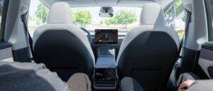 Ai o mașină Tesla? În curând vei putea să o trimiți să facă taximetrie și să îți producă bani.