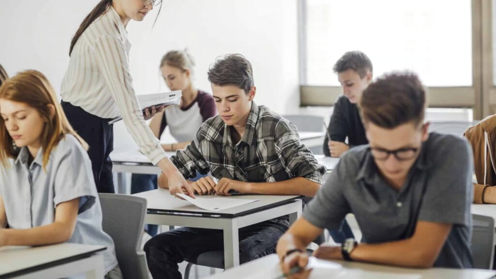 Ultima săptămână de liceu pentru elevii de clasa a XII-a: Bacalaureatul începe marți, pe 10 iunie