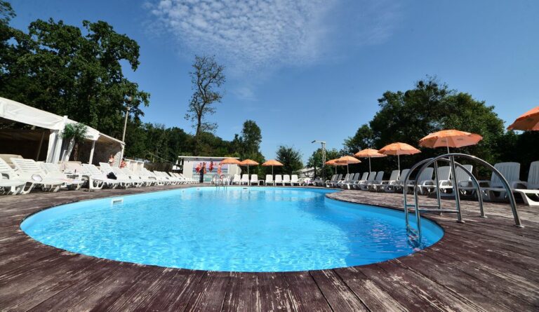 Piscinele private din Iași, deschise în acest weekend canicular. Unde ne putem răcori și pe câți bani? Și Primăria a deschis ștrandurile