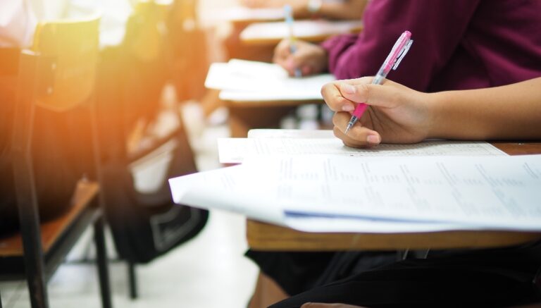 Examenul de Bacalaureat 2025 a început fără incidente la Iași. Prezență de peste 99% la proba scrisă la Limba română